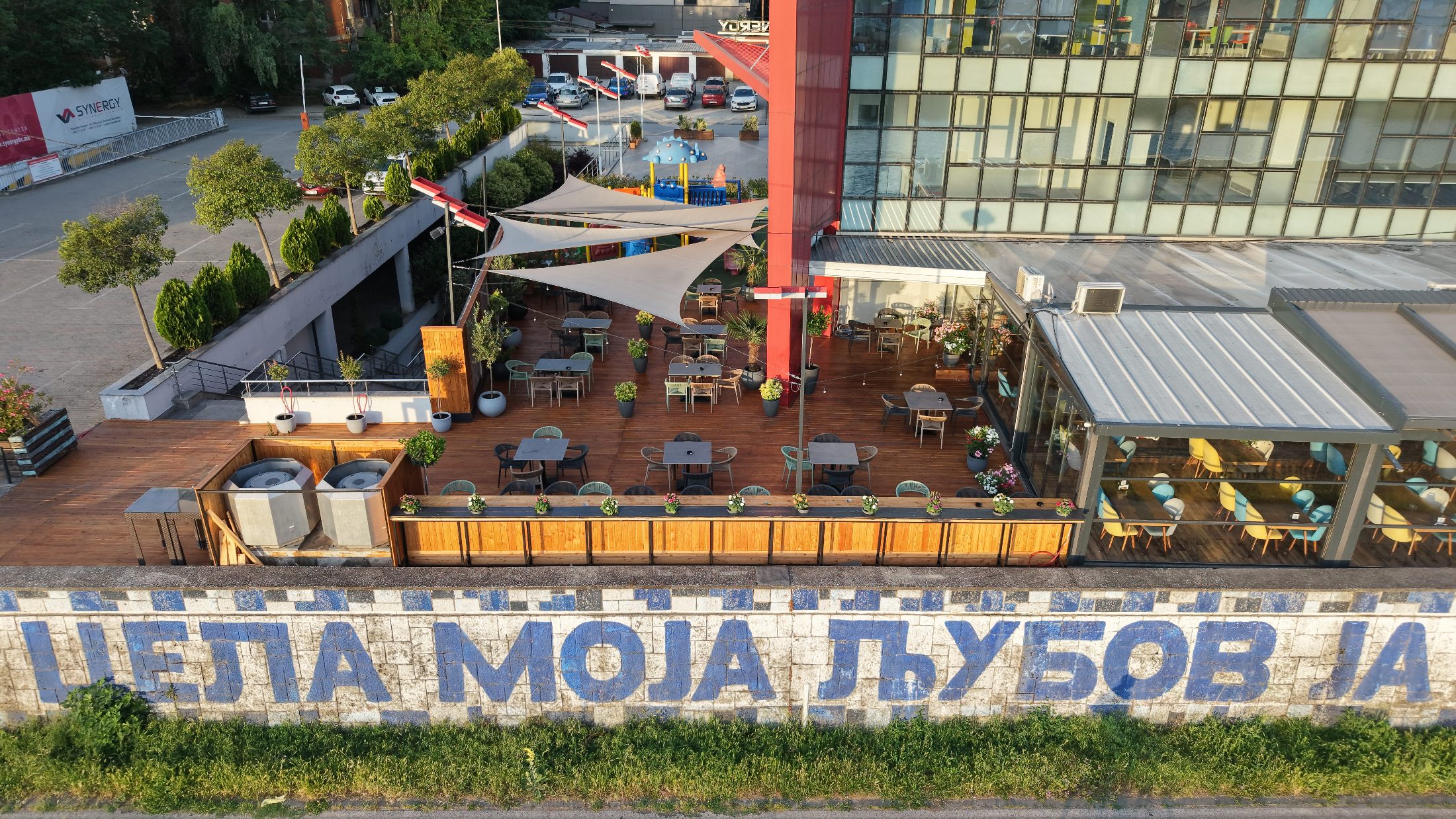 Поглед од воздух на терасата на Bien покрај реката Вардар во Скопје